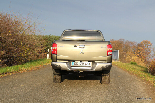 newcarz-mitsubishi-l200-09