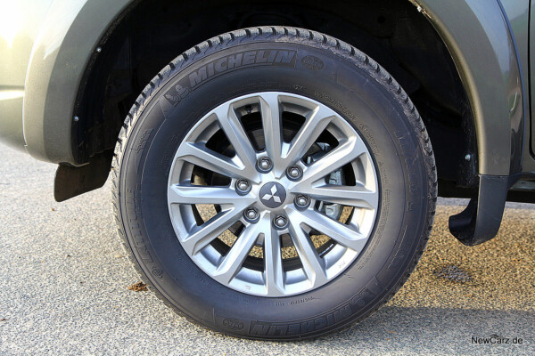 newcarz-mitsubishi-l200-29
