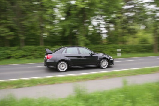 Subaru WRX fahrt seitlich