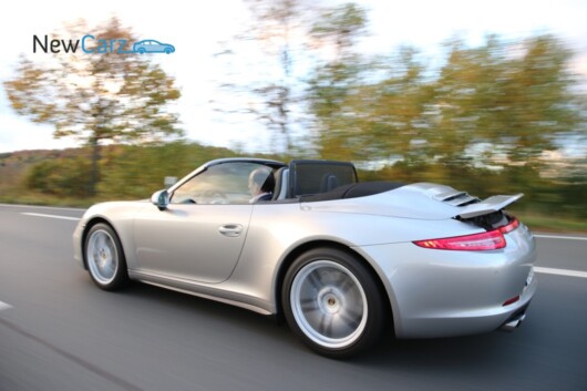 Porsche 911 - Carrera 4 (Allrad) - Fahrtaufnahme - dynamisch, offen