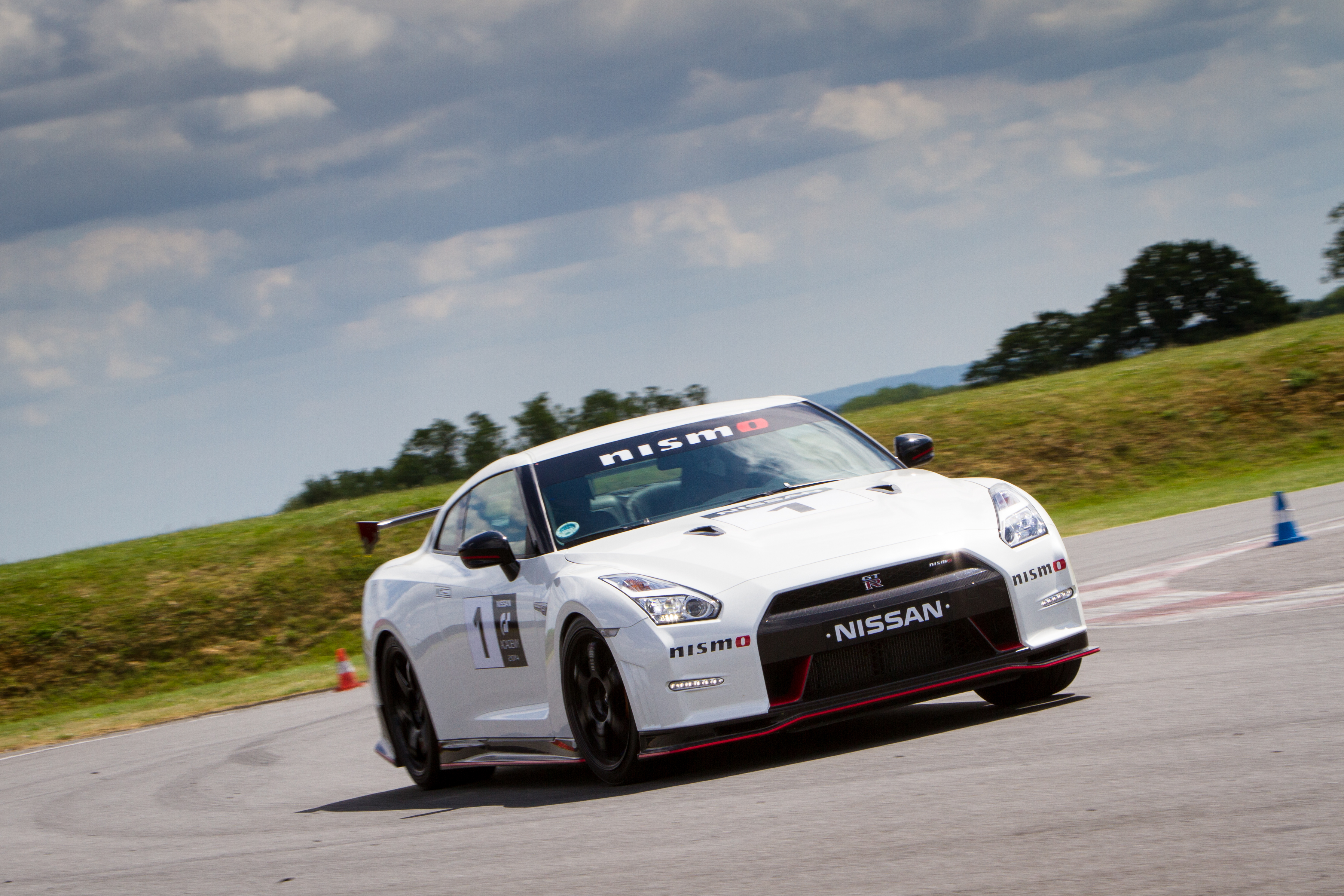 Nissan GT-R Nismo dynamische Fahraufnahme