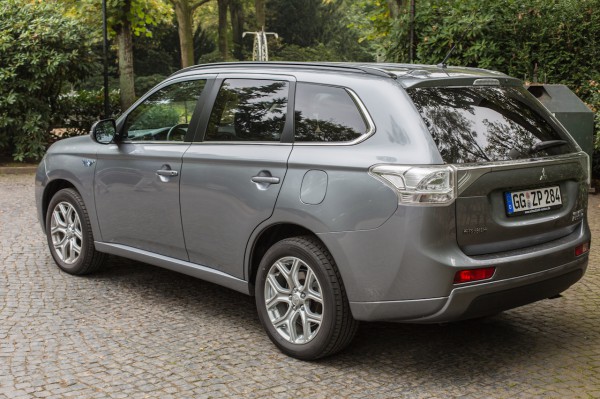 NewCarz-Mitsubishi-Outlander-PlugIn-Hybrid-8996