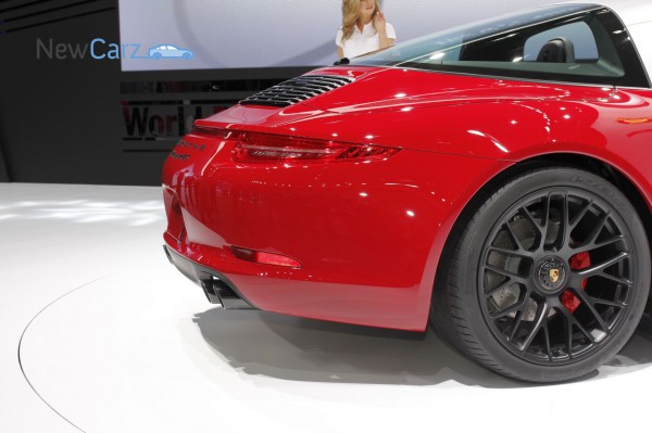 NewCarz-Porsche-911-Targa-GTS-Detroit-NAIAS-17