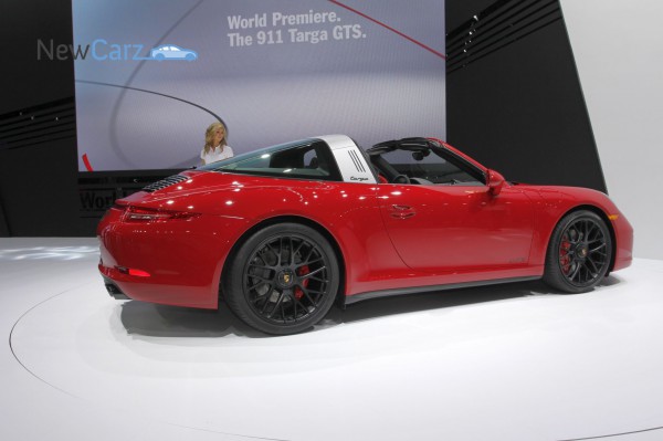 NewCarz-Porsche-911-Targa-GTS-Detroit-NAIAS-18