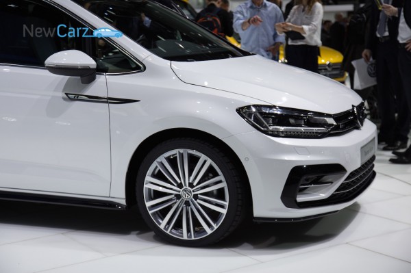 NewCarz-Volkswagen-Touran-Genf-2015-19