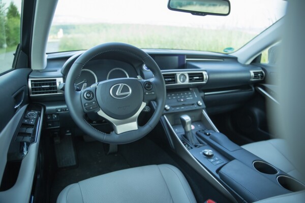 NewCarz-Lexus-IS300h-07