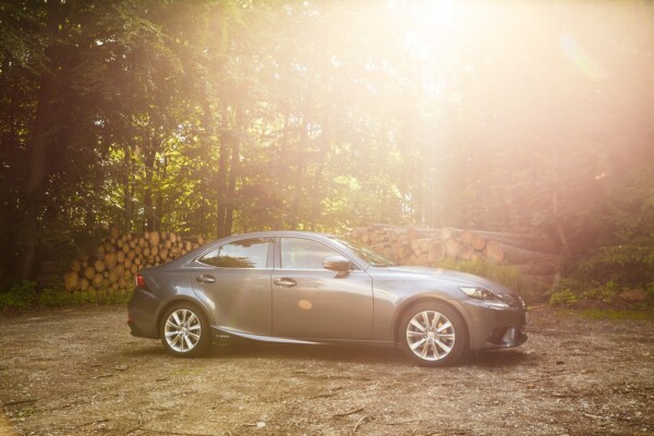 NewCarz-Lexus-IS300h-11