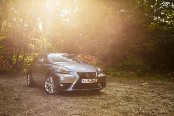 NewCarz-Lexus-IS300h-12