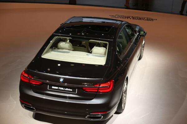 NewCarz-BMW-7er (5)