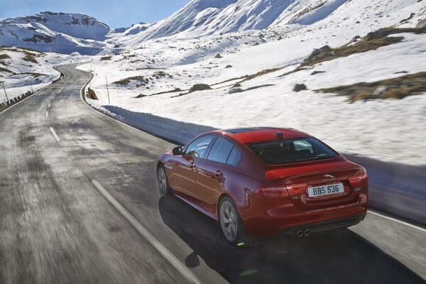 NewCarz-Jaguar-XE-AWD-04