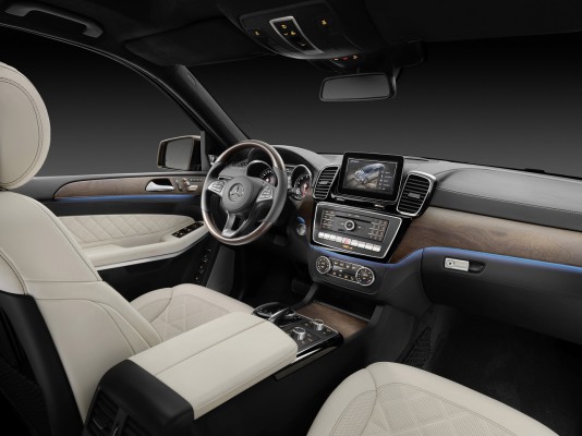 GLS 500 4MATIC ( Studio ), Interieur: Nappaleder Porzellan/schwarz, AMG Line, Zierteile: Holz Esche braun offenporig, interior: nappa leather porcelain/black, AMG line, trim parts: brown open-pore ash wood trim