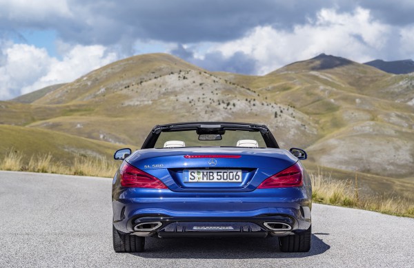 Mercedes-Benz SL 500. Brillantblau mit AMG Line. Mercedes-Benz SL 500. Brilliant blue with AMG Line.