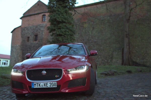 NewCarz-Jaguar-XE-S-01