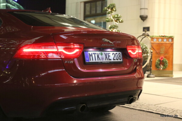 NewCarz-Jaguar-XE-S-09