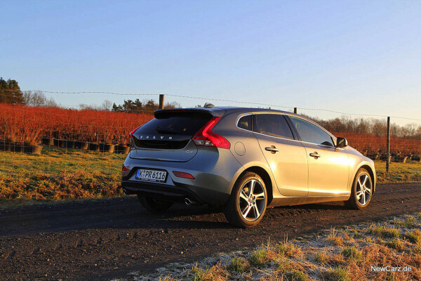 NewCarz-Volvo-V40-2016 (50)