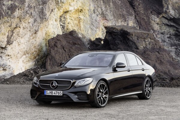 Mercedes-AMG E 43 4MATIC (W 213) 2016; Exterieur: Obsidianschwarz; Interieur: Leder Schwarz Kraftstoffverbrauch kombiniert (l/100 km): 8,3 CO2-Emissionen kombiniert (g/km): 189 exterior: obsidian black; interior: leather black; Fuel consumption, combined (l/100 km): 8.3 CO2 emissions, combined (g/km): 189