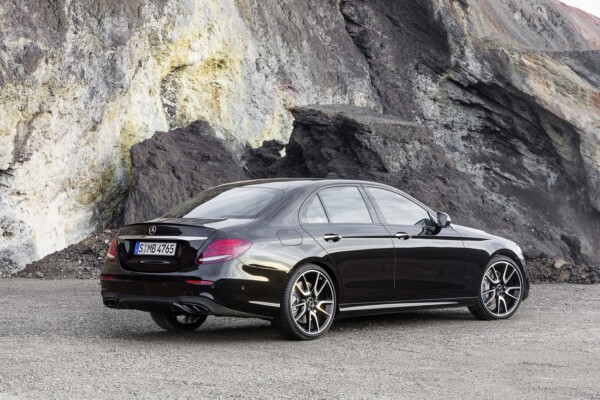 Mercedes-AMG E 43 4MATIC (W 213) 2016; Exterieur: Obsidianschwarz; Interieur: Leder Schwarz Kraftstoffverbrauch kombiniert (l/100 km): 8,3 CO2-Emissionen kombiniert (g/km): 189 exterior: obsidian black; interior: leather black; Fuel consumption, combined (l/100 km): 8.3 CO2 emissions, combined (g/km): 189