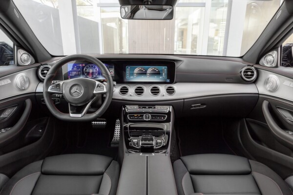 Mercedes-AMG E 43 4MATIC (W 213) 2016; Exterieur: Obsidianschwarz; Interieur: Leder Schwarz Kraftstoffverbrauch kombiniert (l/100 km): 8,3 CO2-Emissionen kombiniert (g/km): 189 exterior: obsidian black; interior: leather black; Fuel consumption, combined (l/100 km): 8.3 CO2 emissions, combined (g/km): 189