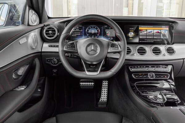 Mercedes-AMG E 43 4MATIC (W 213) 2016; Exterieur: Obsidianschwarz; Interieur: Leder Schwarz Kraftstoffverbrauch kombiniert (l/100 km): 8,3 CO2-Emissionen kombiniert (g/km): 189 exterior: obsidian black; interior: leather black; Fuel consumption, combined (l/100 km): 8.3 CO2 emissions, combined (g/km): 189