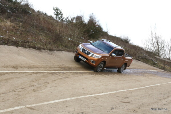 NewCarz-Nissan-Navara-09