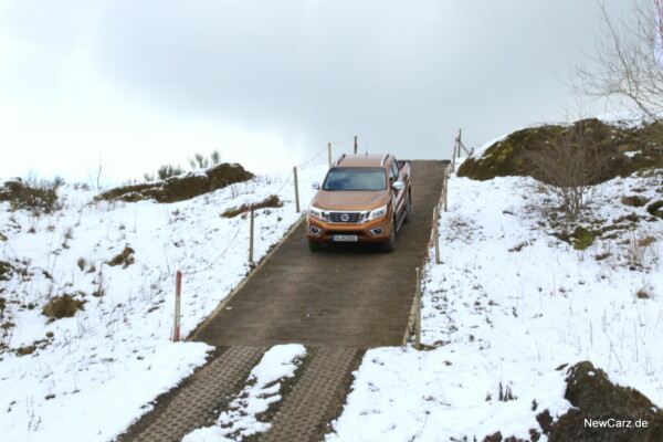 NewCarz-Nissan-Navara-11