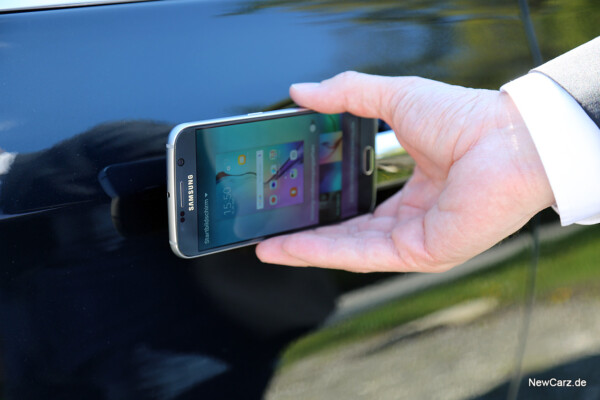 NewCarz-Mercedes-Benz-E-Klasse-Smartphone