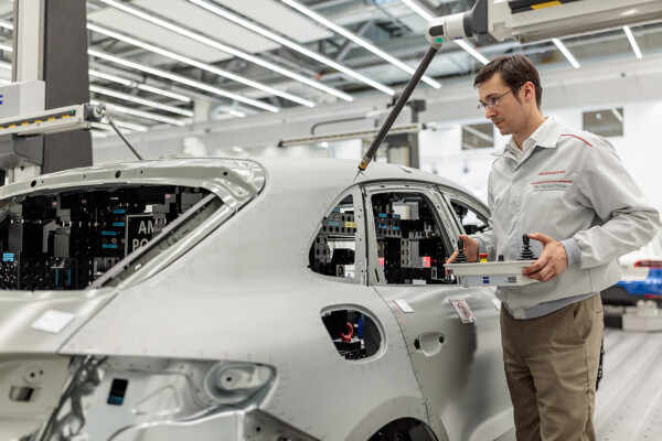 Neu eröffnetes Qualitätszentrum (QZ) der Porsche Leipzig GmbH am 02.05.2016