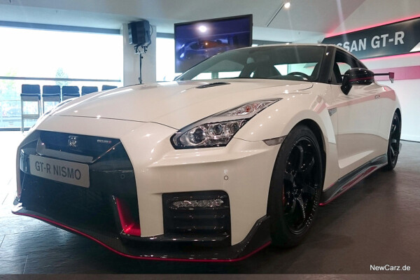 NewCarz-Nissan-GTR-Nismo-2017