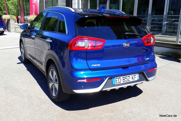 NewCarz-Kia-Niro (21)