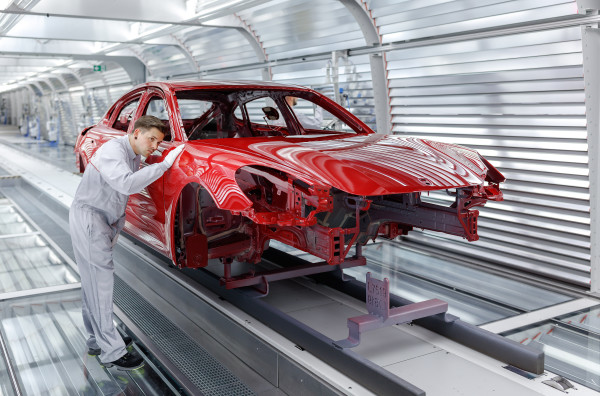 Porsche Panamera G2-Karosse im Ergolux-Tunnel der Lackiererei der Porsche Leipzig GmbH am 23.05.2016