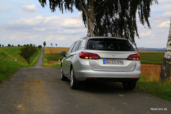 NewCarz-Opel-Astra-Sports-Tourer (19)