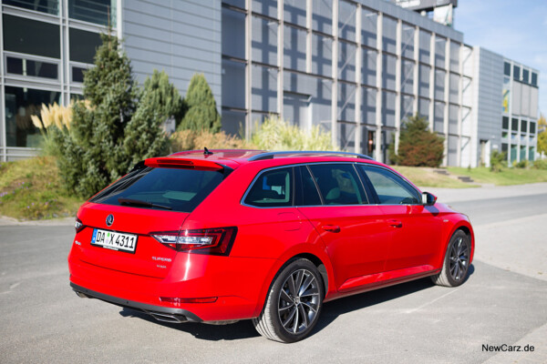 newcarz-skoda-superb-combi01