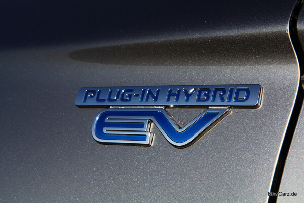 newcarz-mitsubishi-outlander-phev05