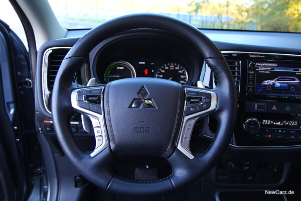 newcarz-mitsubishi-outlander-phev21