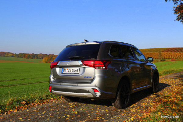 newcarz-mitsubishi-outlander-phev45