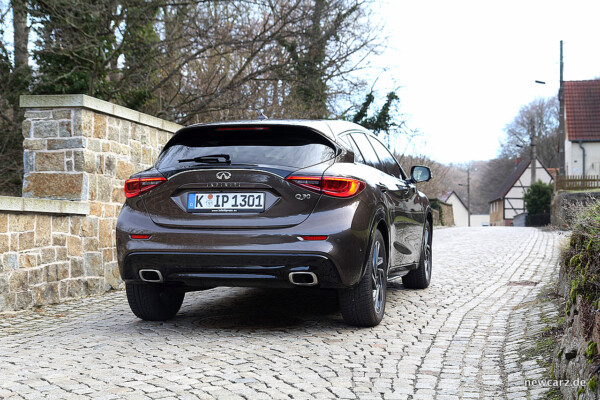 Infiniti Q30 hinten