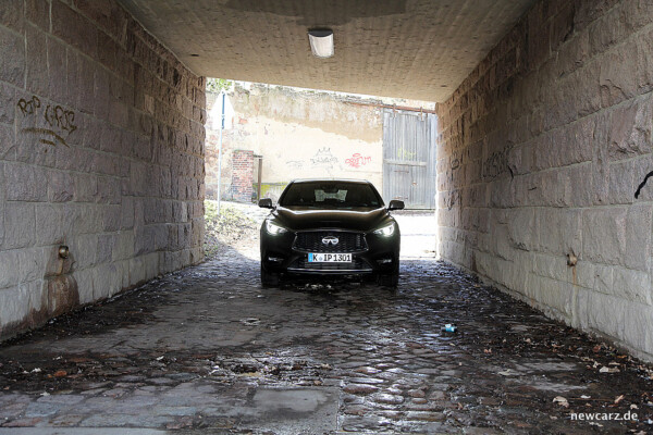 Infiniti Q30 Tunnel