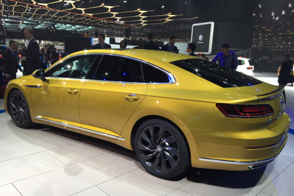 VW Arteon Genf schräg hinten