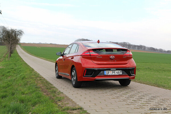 Hyundai IONIQ Hybrid schräg hinten