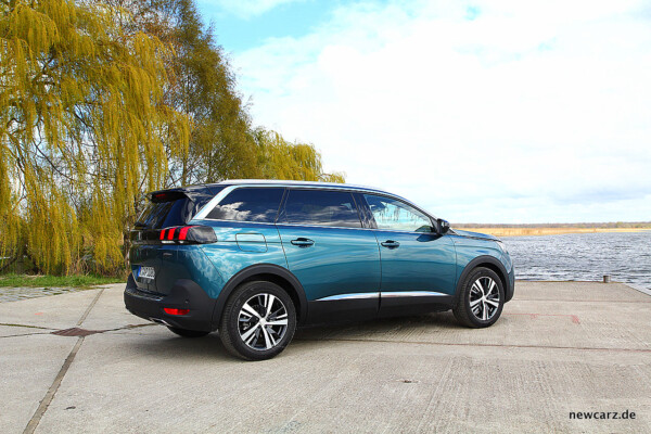 Peugeot 5008 schräg hinten