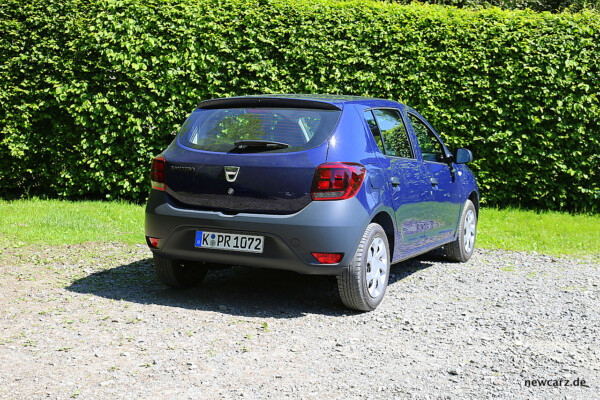 Dacia Sandero schräg hinten