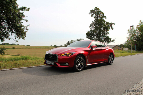 Infiniti Q60 schräg seitlich