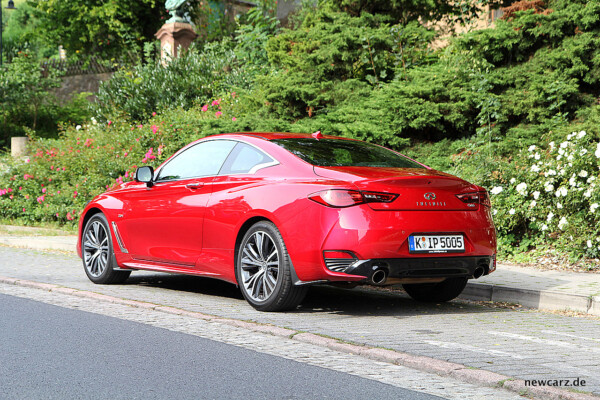 Infiniti Q60 schräg hinten