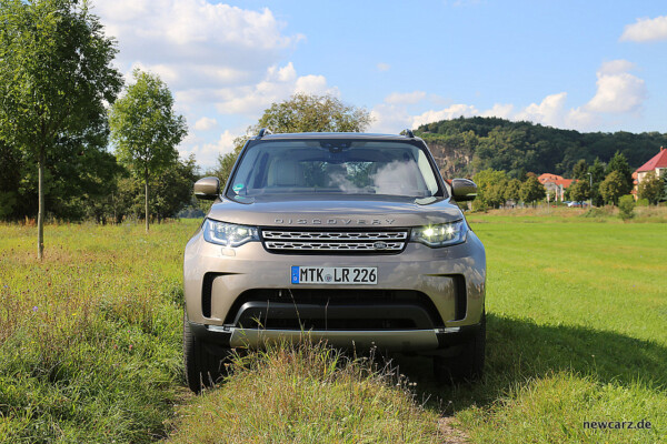 Land Rover Discovery 5 Front offroad