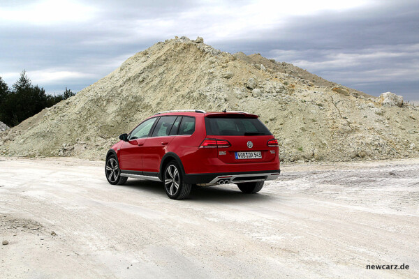 VW Golf Alltrack Variant schräg hinten offroad