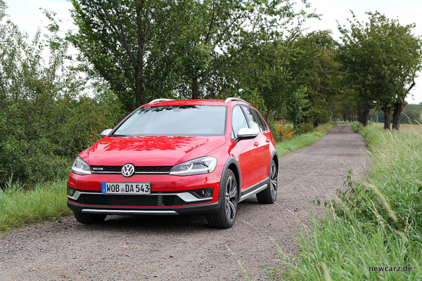 VW Golf Alltrack Variant vorn schräg links