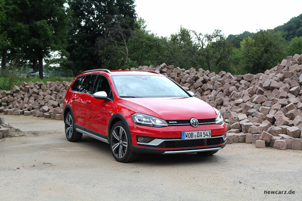 VW Golf Alltrack Variant schräg vorne rechts