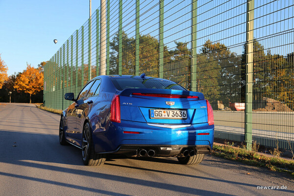 Cadillac ATS-V auf Asphalt