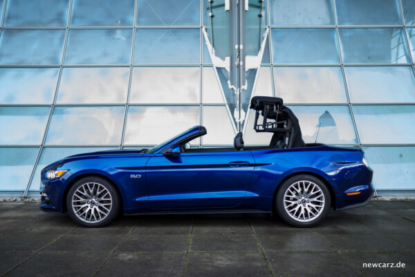 Ford Mustang GT Convertible Seite öffnend