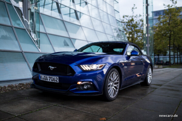 Ford Mustang GT Convertible schräg vorne links